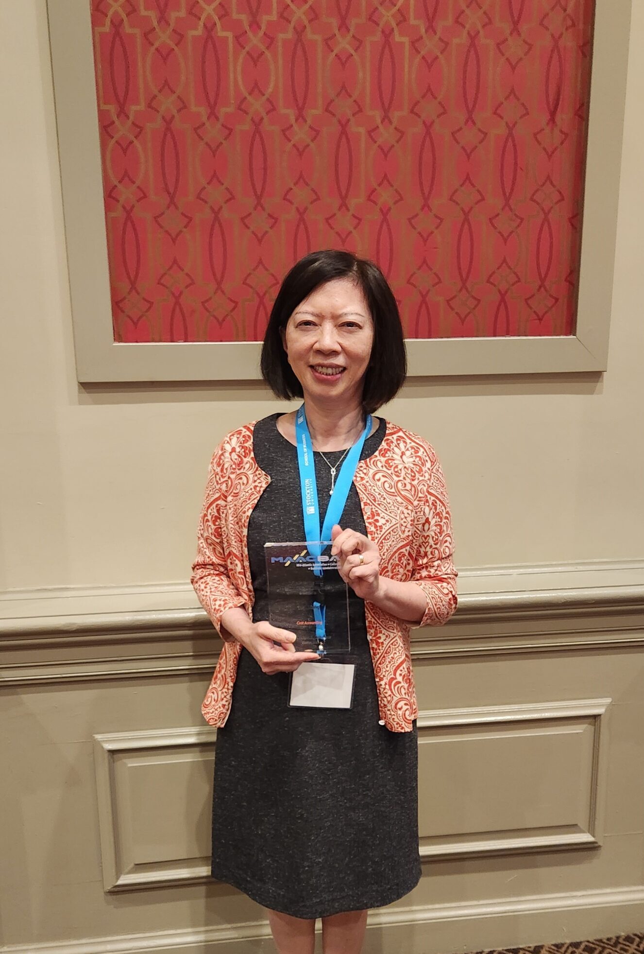 Professor Bea Chiang with her award.